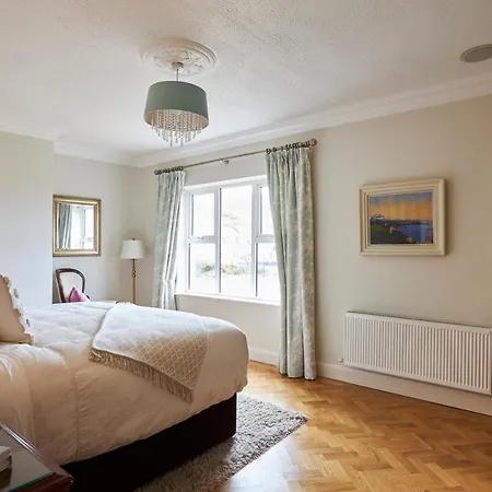 Luxury In Village With Hot Tubs Feriehus