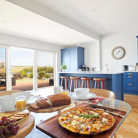 Luxury In Village With Hot Tubs