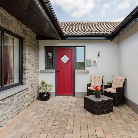 Luxury In Village With Hot Tubs