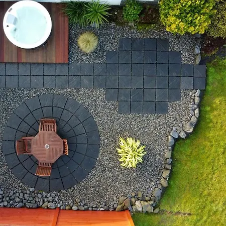 Luxury In Village With Hot Tubs *