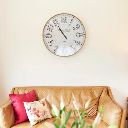 Luxury In Village With Hot Tubs بيت للعطل