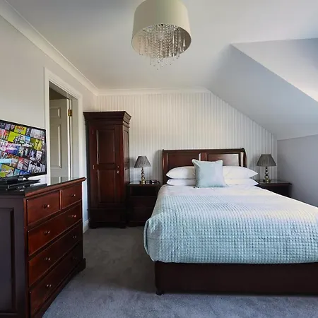 Luxury In Village With Hot Tubs *