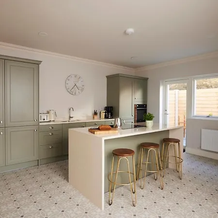 Luxury In Village With Hot Tubs *