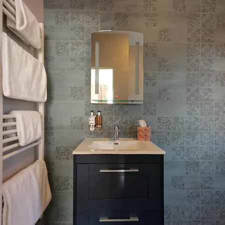 Luxury In Village With Hot Tubs