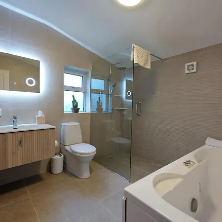 بيت للعطل Luxury In Village With Hot Tubs *