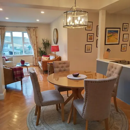 Luxury In Village With Hot Tubs بيت للعطل