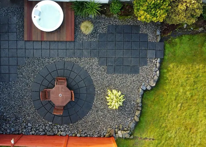 Luxury In Village With Hot Tubs *