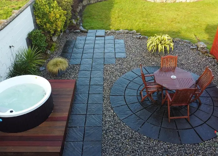 Ferienhaus Luxury In Village With Hot Tubs