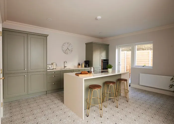 Luxury In Village With Hot Tubs *