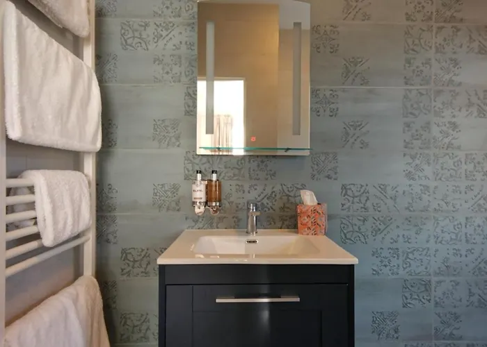 Luxury In Village With Hot Tubs