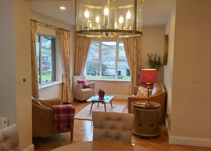 Luxury In Village With Hot Tubs